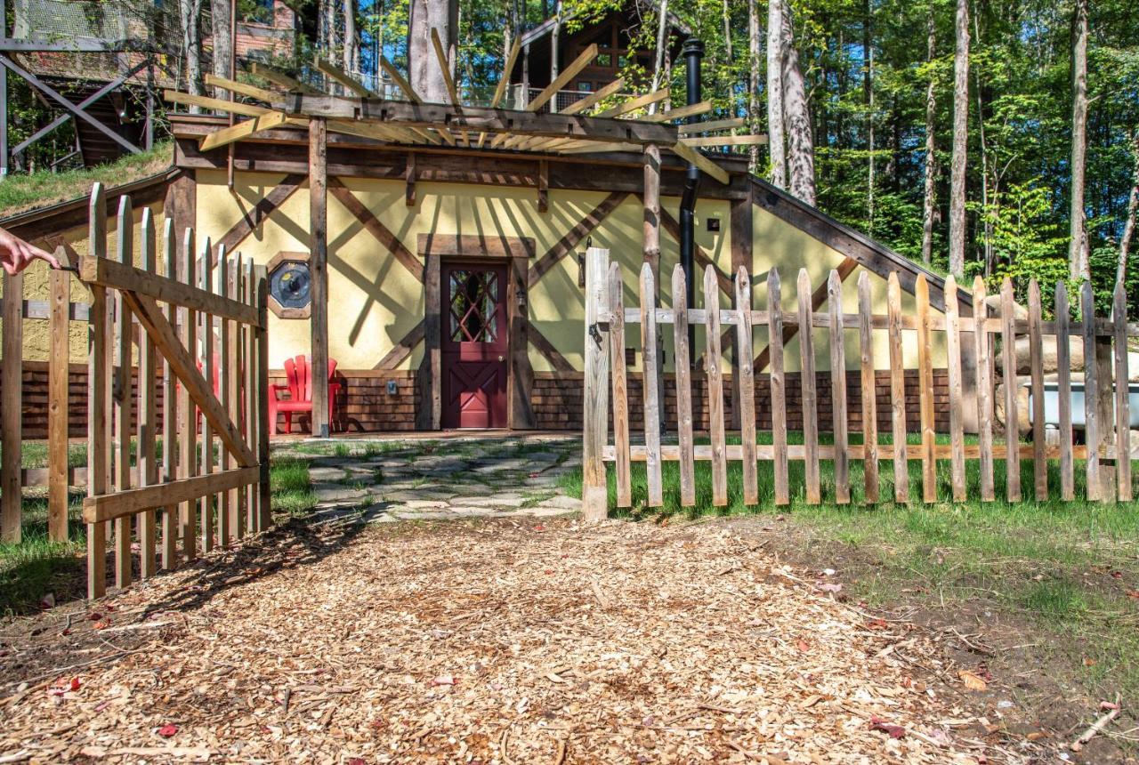 Motel Trekker, Treehouses And
