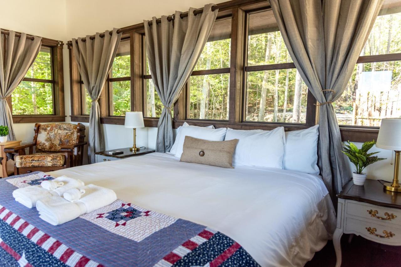 Motel Trekker, Treehouses And Lake George